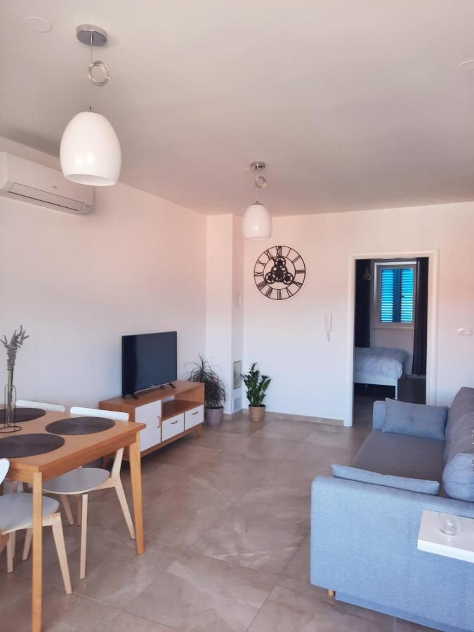 Apartman Pinja Apartamento Cres Exterior foto